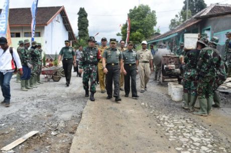 Antusiasme Warga Poncol, Sambut Tim Wasev TMMD Ke-104