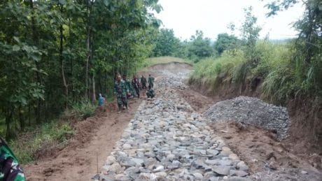 Jalan Makadam Jatiroyom-Parunggalih Akan Dongkrak Perekonomian Petani