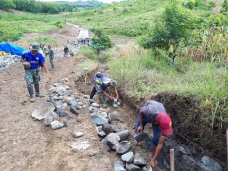 Sulitnya Medan TMMD Jatiroyom Malah Jadikan TNI dan Warga Solid