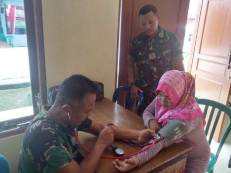 Poskes TMMD Jatiroyom maksimal Layani Warga dan Anggota Satgas