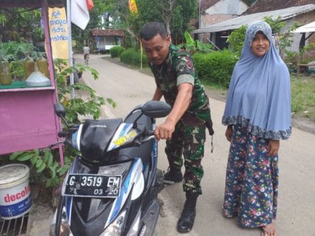 Respek Anggota Satgas TMMD Reguler 104 Pemalang