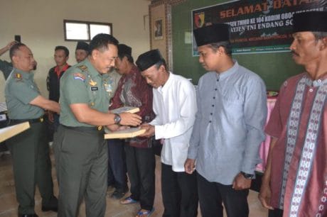 Tim Wasev Pusterad dan rombongan berikan Bantuan Kepada Masyarakat Desa Poncol
