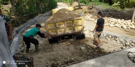 Target pengerasan jalan yaitu 2000 meter