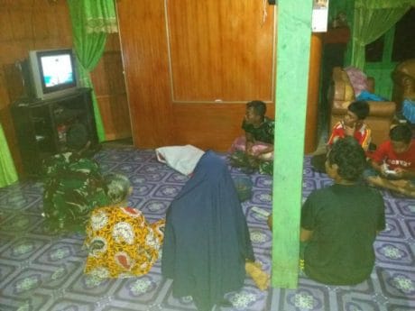 Satgas TNI Manunggal Membangun Desa (TMMD) tinggal dan tidur serta makan di rumah warga