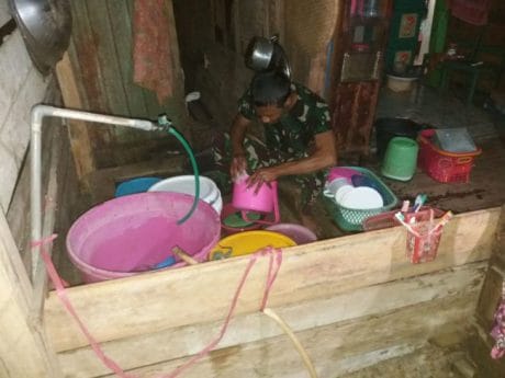 Anggota Satgas TMMD Tinggal Bersama Warga Di Desa Lallatang