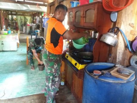 ANGGOTA TMMD BANTU SIAPKAN MAKAN SIANG