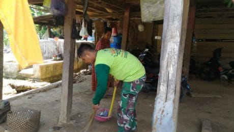 Kekompakan Personil TMMD dan masyarakat tidak hanya dalam gotong royong