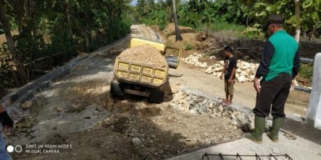 Terlihat anggota sedang melaksanakan pekerjaan pembangunan jembatan yang sedang berlangsung