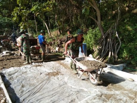 Setelah itu, kata Rahman, sebelum dicor dipasang plastik