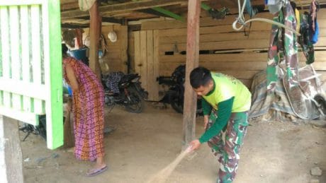 Tuan rumah yang saat yang ditempati oleh anggota Satgaspun merasa terharu