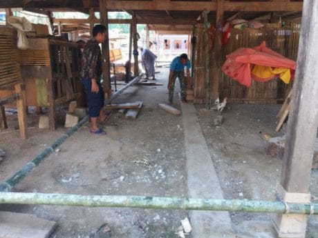 DI SELA KESIBUKAN BEKERJA SEHARIAN,SERDA SARIANTO MASIH MENYEMPATKAN DIRI MEMBANTU MASYARAKAT