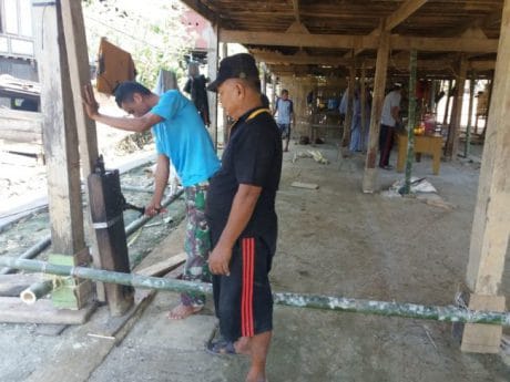 ANGGOTA TMMD MEMBANTU PERBAIKAN RUMAH WARGA