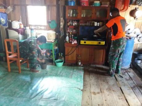 Kegiatan Personil Satgas TMMD Yang Tinggal Di Rumah Warga.