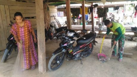 Anggota Satgas TMMD Lakukan Pembersihan di Desa Lallatang