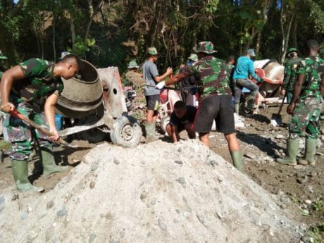 Warga dan Satgas TMMD cor jalan di desa Tungka