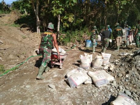 Musim hujan, jalan ini susah dilalui bersama