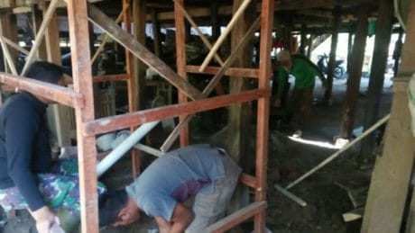 Mereka terampil dalam merangkai kayu