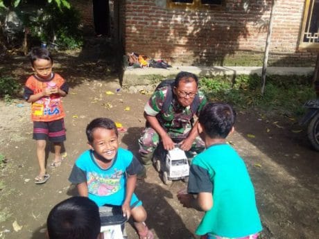 Di Lokasi TMMD Pemalang, Babinsa Ciptakan Lagu “Salam Tangguh Babinsa”