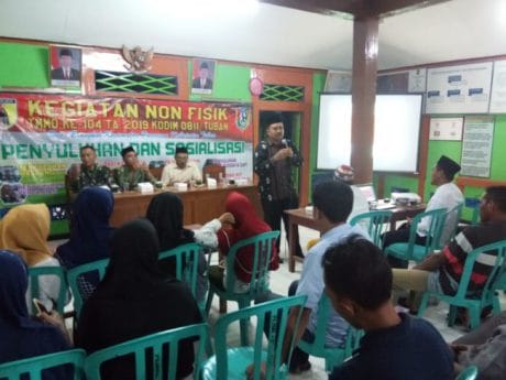 Warga TMMD Di Tuban Terima Penyuluhan Tentang Resiko Pernikahan Dini