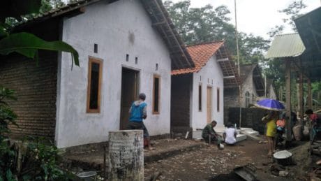 Rumahnya Hampir Selesai Dikerjakan Satgas TMMD Ke 104 Kodim 0824/Jember, P Rayis Tak Terbayang Kalau Akan Punya Rumah Dinding Tembok Berlantai Keramik