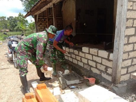 RTLH Ibu Sujinah Memasuki Tahap Pengerjaan Dinding