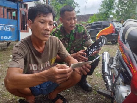 Komsos Bangun Kebersamaan Dengan Warga di TMMD Jatiroyom