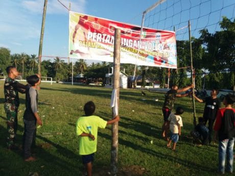 ANGGOTA SATGAS TMMD TURUT MEMBANTU MENGGIRING SAPINYA