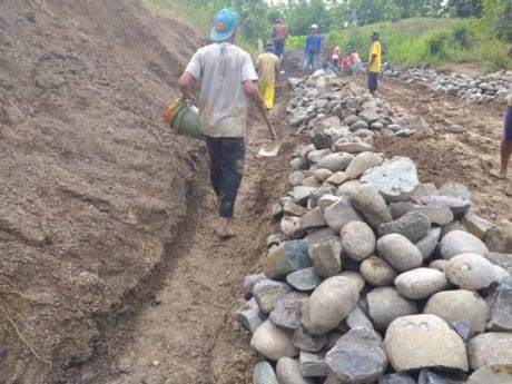 Kejar Tayang Makadam, Warga Jatiroyom Kebut Pembuatan Drainase