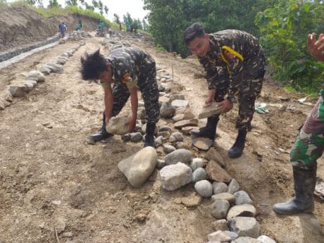 Banser Desa Tetangga Juga Bantu TMMD Kodim Pemalang di Jatiroyom