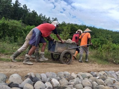 Gerobak Dorong Juga Masih Jadi Andalan Percepat Makadam Jatiroyom