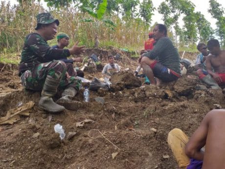 Istirahat Siang Jadi Ajang Silaturahmi Satgas TMMD Jatiroyom