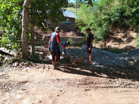 Abadikan pelaksanaan TMMD di Ds. Tungka dengan tugu prasasti”