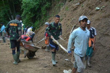 Keakraban warga dan anggota TNI sangat terasa