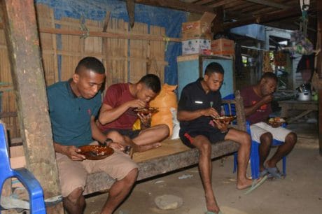 Satgas TMMD makan pagi bersama warga