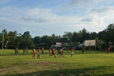 Rebutan lapangan bola dengan penjemur jagung