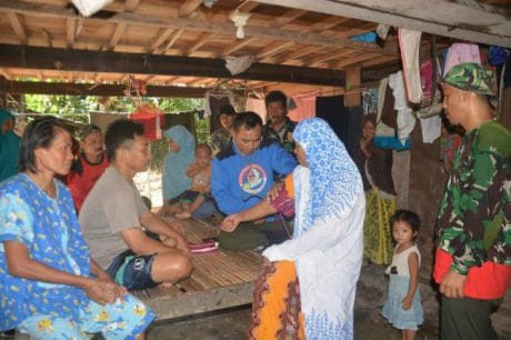 Walaupun tidak sedang sakit, warga desa merapat untuk dicek tensinya