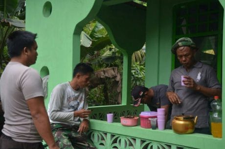 Warga desa diperiksa kesehatannya oleh Tim Kes TMMD