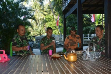 Warga desa dan anggota Satgas TMMD diperiksa kesehatannya