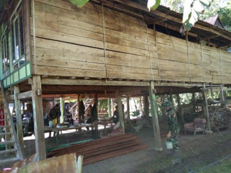 Rata-rata rumah di desa ini adalah rumah kayu