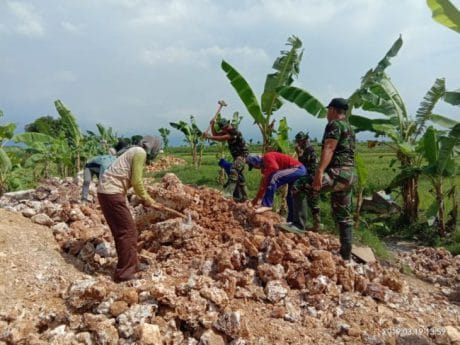 Anggota Satgas TMMD Reg Ke-104 ‘Memecah Belah’ Batu