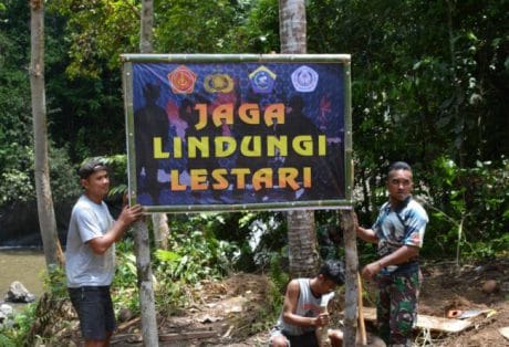 TNI dan Mahasiswa Pasang Banner Himbauan Dilokasi Wisata