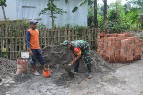 Dalam Rangka Memotivasi Pasukannya Dansatgas TMMD Ke 104 Kodim 0824/Jember Turun Gunung