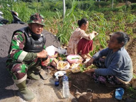 Dan SSK TMMD Ke-104 Kodim Magetan Ajak Warga Poncol Peduli Terhadap Lingkungan