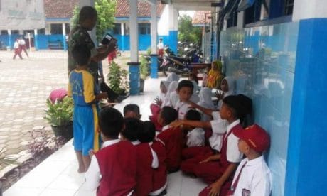 Anggota TNI Pemalang Mengajar Outclass Dengan Android