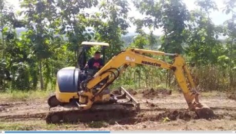 Excavator masih Menggali Saluran Drainase TMMD Pemalang