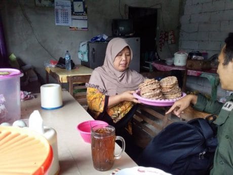 Niatnya Mencari Berita, Tapi Jurnalis TMMD Pemalang Dapat Setumpuk Rempeyek