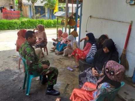 TNI Pemalang Perankan Fungsinya Sebagai Tenaga Penyuluh KB Lapangan