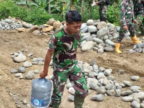 Babinsa Jatiroyom Berikan Pelayanan Maksimal Guna Sukseskan TMMD