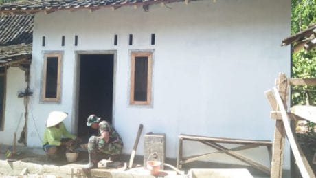 TMMD 104 JEMBER, PASANG KERAMIK RUMAH IBU ETTI