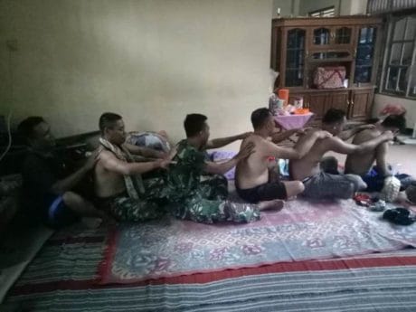 Pijat Berantai Juga Dilakukan Prajurit dan Warga di TMMD Jatiroyom Pemalang